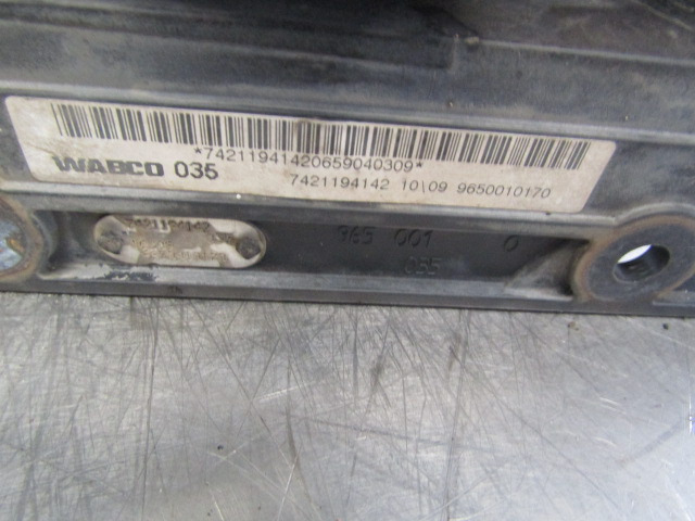 VOLVO FE BRAKE AND CLUTCH PEDAL BOX WABCO P/NO 7421194142 - Piezas de freno para Camión: foto 2 VOLVO FE BRAKE AND CLUTCH PEDAL BOX WABCO P/NO 7421194142 - Piezas de freno para Camión: foto 2