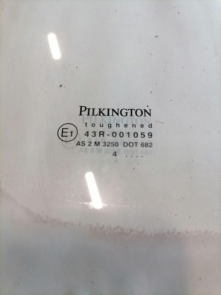 MAN Küljeklaas, parem 81626450040 - Ventana y piezas para Camión: foto 4 MAN Küljeklaas, parem 81626450040 - Ventana y piezas para Camión: foto 4