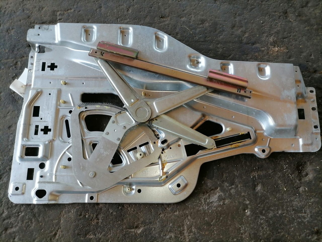 MAN Side window lifting mechanism 81626456034 - Ventana y piezas para Camión: foto 2 MAN Side window lifting mechanism 81626456034 - Ventana y piezas para Camión: foto 2