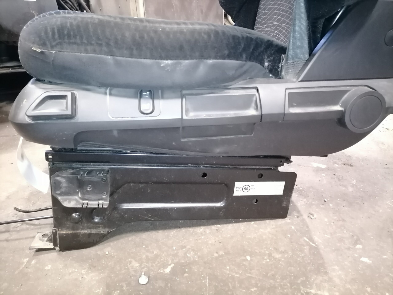 Mercedes-Benz Juhiiste A9609107501 - Asiento para Camión: foto 4 Mercedes-Benz Juhiiste A9609107501 - Asiento para Camión: foto 4