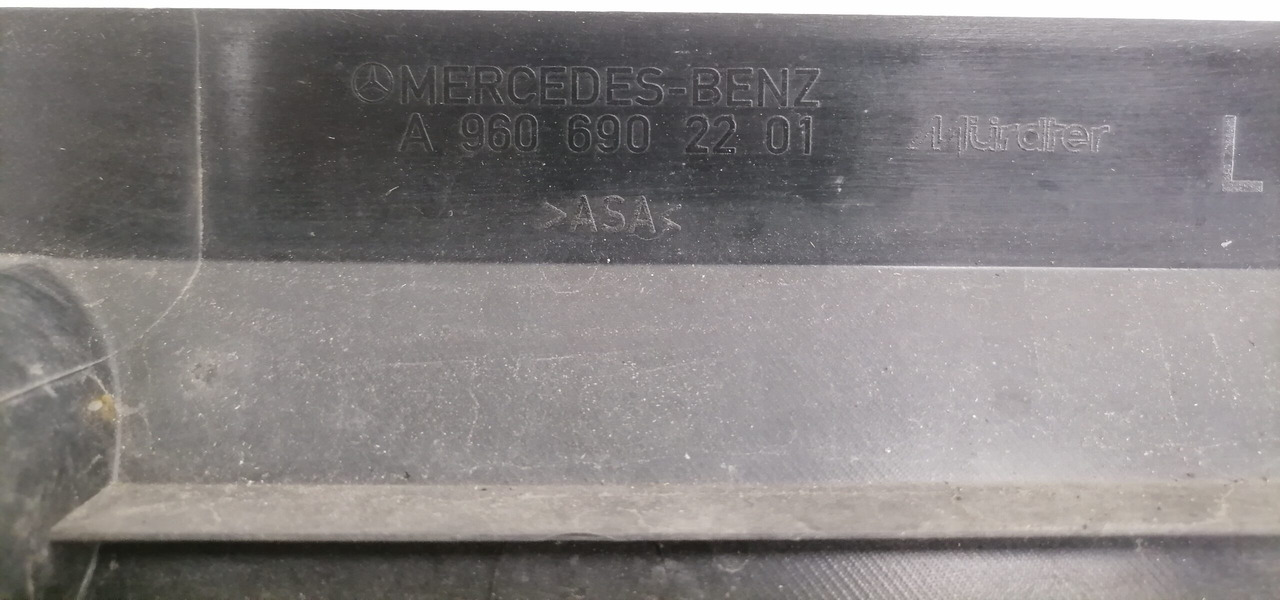 Mercedes-Benz Kabiini plastik A9606902201 - Pieza universal para Camión: foto 4 Mercedes-Benz Kabiini plastik A9606902201 - Pieza universal para Camión: foto 4