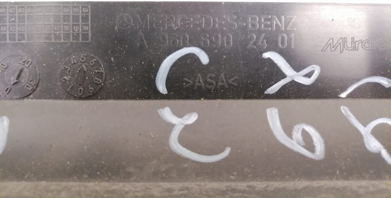 Mercedes-Benz Kabiini plastik A9606902401 - Pieza universal para Camión: foto 3 Mercedes-Benz Kabiini plastik A9606902401 - Pieza universal para Camión: foto 3