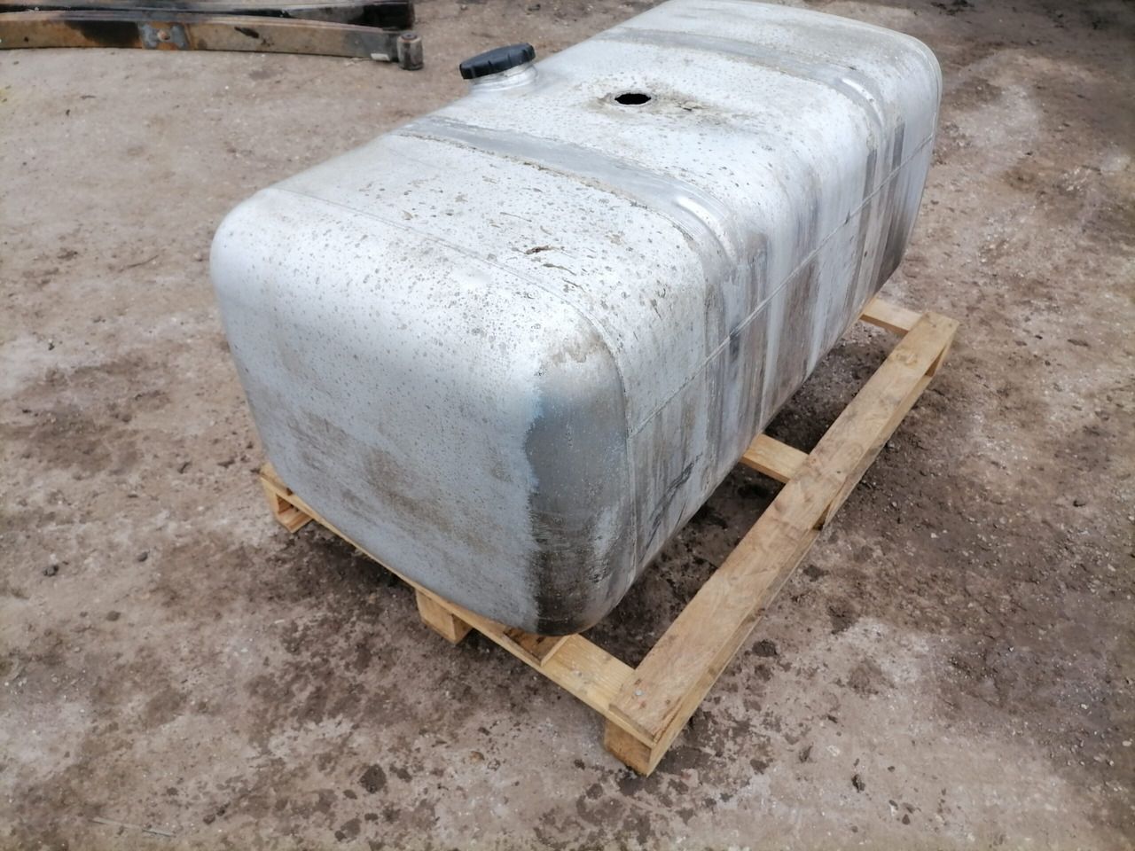 Mercedes-Benz Kütusepaak 390L A9604701303 - Depósito de combustible para Camión: foto 2 Mercedes-Benz Kütusepaak 390L A9604701303 - Depósito de combustible para Camión: foto 2