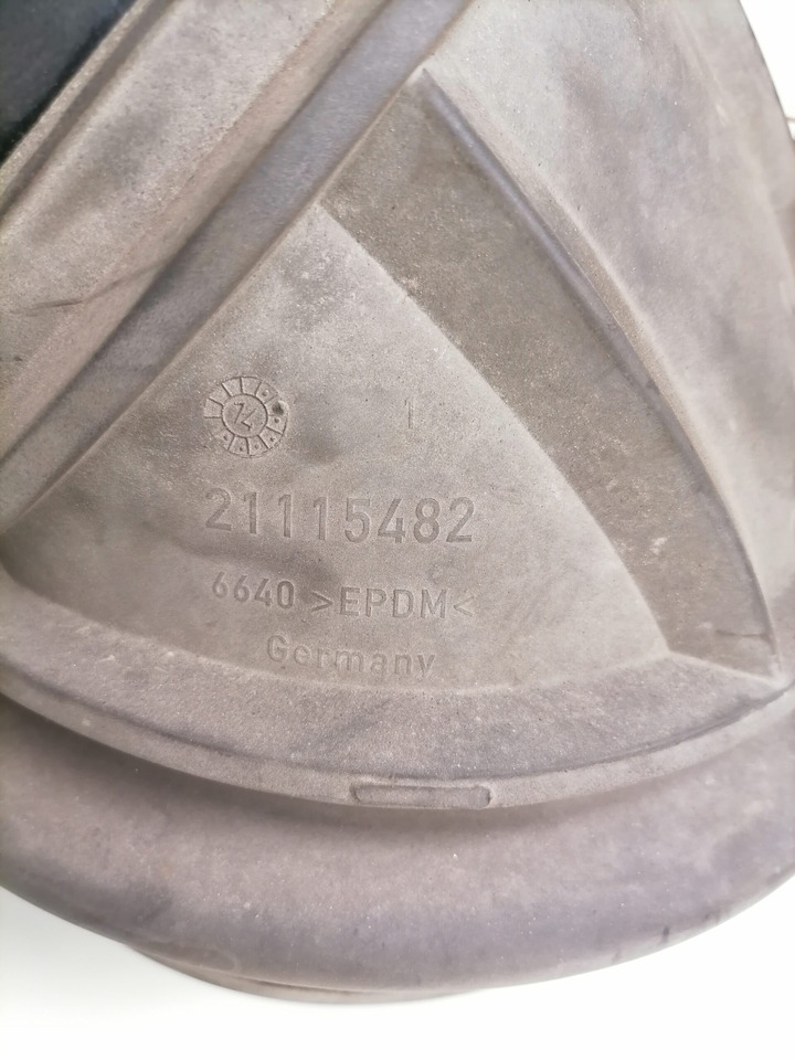 Volvo Air intake 21115482 - Sistema de admisión de aire para Camión: foto 2 Volvo Air intake 21115482 - Sistema de admisión de aire para Camión: foto 2