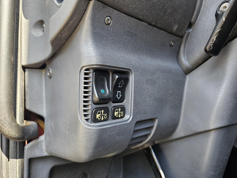 Cabeza tractora Scania R164.580 V8 / MANUAL / RETARDER / TOPLINE: foto 10 Cabeza tractora Scania R164.580 V8 / MANUAL / RETARDER / TOPLINE: foto 10