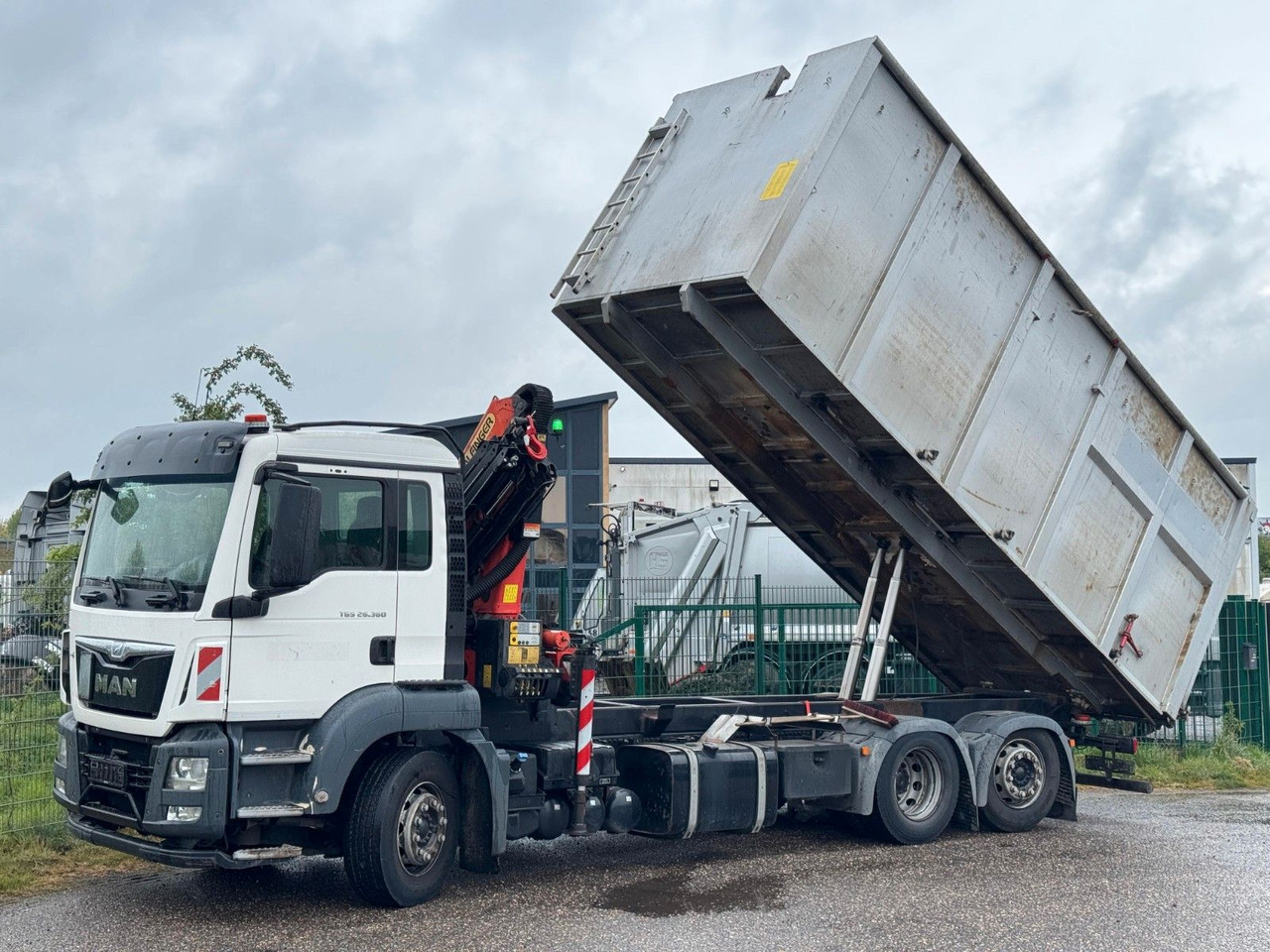 MAN 26.360 TGS Pafinger PK12002 Glaskipper 2 Trennw. - Camión grúa: foto 1 MAN 26.360 TGS Pafinger PK12002 Glaskipper 2 Trennw. - Camión grúa: foto 1