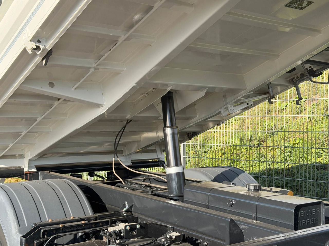 MAN 8.220 4x2 Meiller 3S. Kipper | TOP Zustand! - Furgoneta basculante: foto 3 MAN 8.220 4x2 Meiller 3S. Kipper | TOP Zustand! - Furgoneta basculante: foto 3