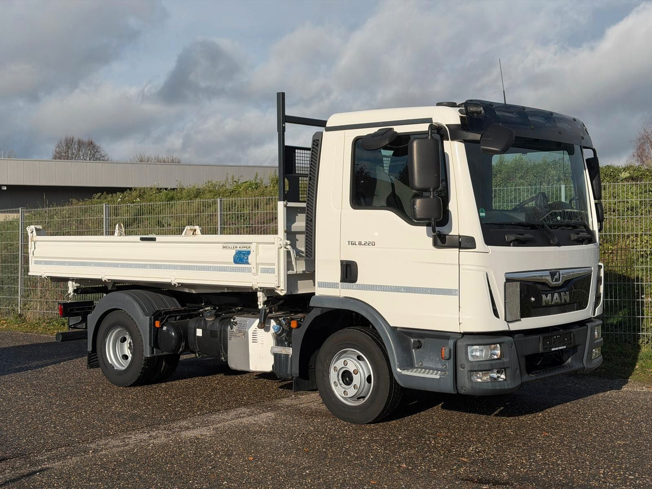 MAN 8.220 4x2 Meiller 3S. Kipper | TOP Zustand! - Furgoneta basculante: foto 5 MAN 8.220 4x2 Meiller 3S. Kipper | TOP Zustand! - Furgoneta basculante: foto 5