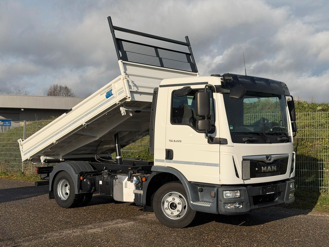 MAN 8.220 4x2 Meiller 3S. Kipper | TOP Zustand! - Furgoneta basculante: foto 1 MAN 8.220 4x2 Meiller 3S. Kipper | TOP Zustand! - Furgoneta basculante: foto 1