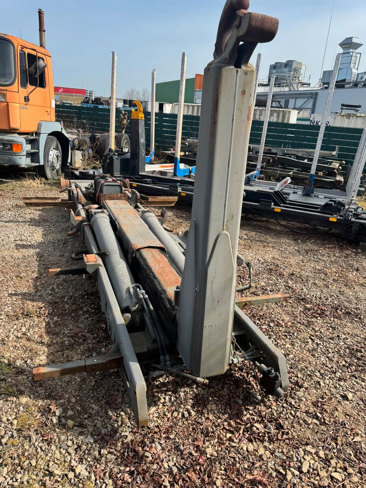 Meiller Abrollaufbau für 6X4 mit 3,90 Radstand - Camión multibasculante: foto 1 Meiller Abrollaufbau für 6X4 mit 3,90 Radstand - Camión multibasculante: foto 1