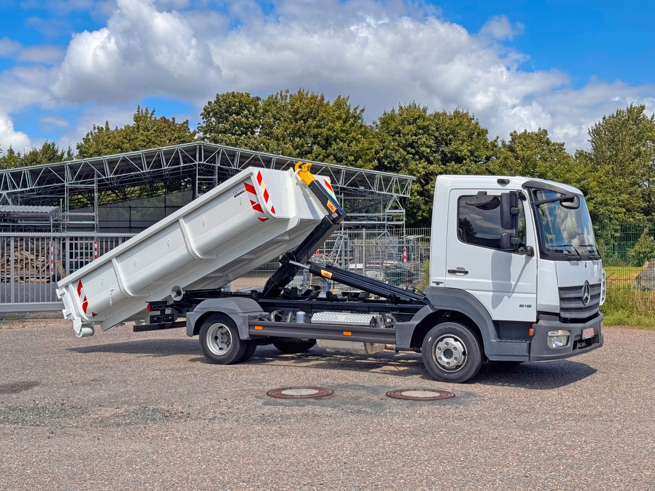 Mercedes-Benz 816 4X2 mit neuem Hyva Abroller Funk - Camión multibasculante: foto 1 Mercedes-Benz 816 4X2 mit neuem Hyva Abroller Funk - Camión multibasculante: foto 1