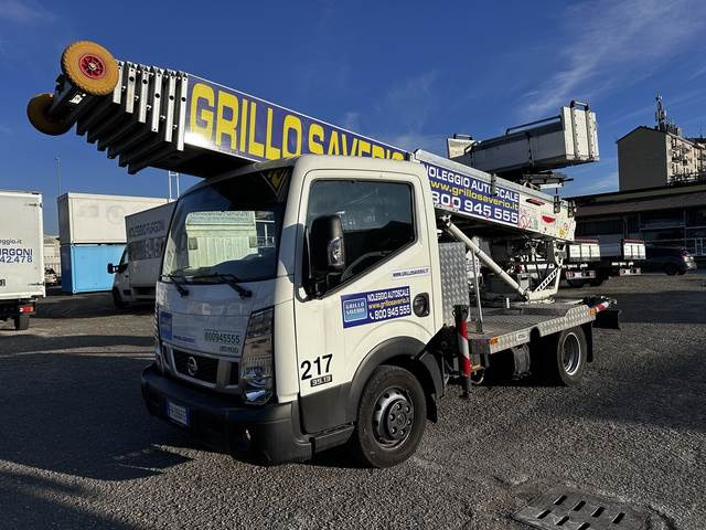 Nissan NT400 - Camión con plataforma elevadora: foto 1 Nissan NT400 - Camión con plataforma elevadora: foto 1