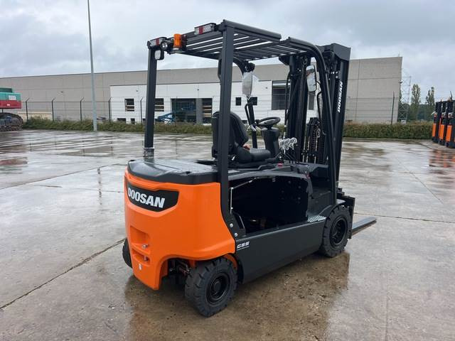Doosan B35X-7 PLUS - Carretilla elevadora eléctrica: foto 3 Doosan B35X-7 PLUS - Carretilla elevadora eléctrica: foto 3