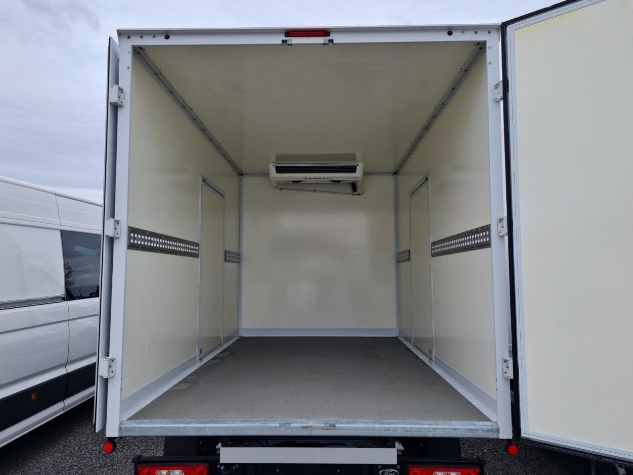 Ford Transit 350 Kühlkoffer STAND+FAHRKÜHLUNG TREND Ford Transit 350 Kühlkoffer STAND+FAHRKÜHLUNG TREND - Furgoneta frigorifica: foto 5 Ford Transit 350 Kühlkoffer STAND+FAHRKÜHLUNG TREND Ford Transit 350 Kühlkoffer STAND+FAHRKÜHLUNG TREND - Furgoneta frigorifica: foto 5