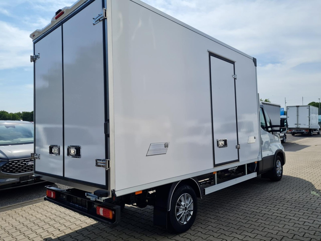 Iveco DAILY 35S18 Koffer Automatik ALU KAMERA NAVI TEMPOMAT - Furgoneta caja cerrada: foto 4 Iveco DAILY 35S18 Koffer Automatik ALU KAMERA NAVI TEMPOMAT - Furgoneta caja cerrada: foto 4