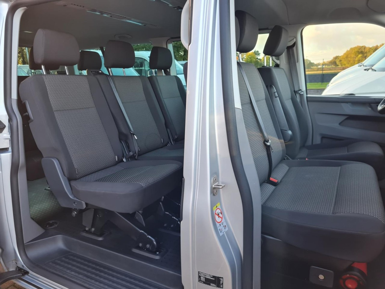 Volkswagen T6.1 Caravelle TDI lang 9 Sitzer 2 Schiebetüren Trendl. - Minibús, Furgoneta de pasajeros: foto 4 Volkswagen T6.1 Caravelle TDI lang 9 Sitzer 2 Schiebetüren Trendl. - Minibús, Furgoneta de pasajeros: foto 4