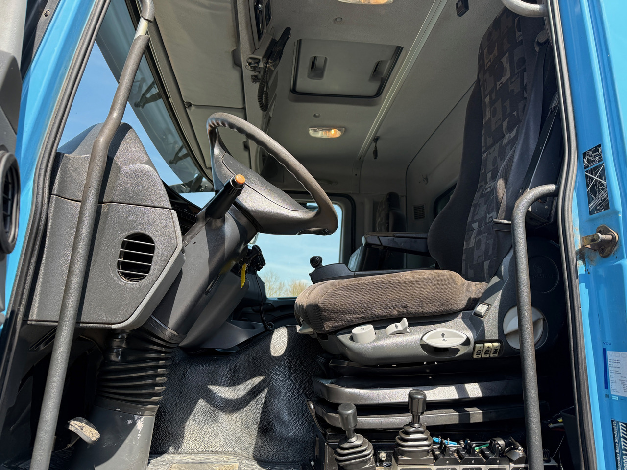 Foto del interior 1: Camión portacontenedor de cadenas Mercedes-Benz 1841 Actros MP2 Absetzkipper 4x4 Allrad Klima
