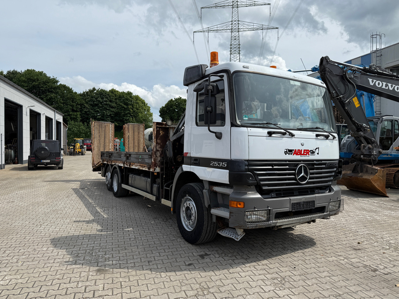 Mercedes-Benz 2535 Actros MP1 Baumaschinentransporter mit Kran und Rampen - Camión portavehículos, Camión grúa: foto 3 Mercedes-Benz 2535 Actros MP1 Baumaschinentransporter mit Kran und Rampen - Camión portavehículos, Camión grúa: foto 3