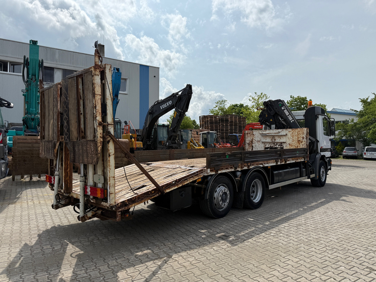 Mercedes-Benz 2535 Actros MP1 Baumaschinentransporter mit Kran und Rampen - Camión portavehículos, Camión grúa: foto 4 Mercedes-Benz 2535 Actros MP1 Baumaschinentransporter mit Kran und Rampen - Camión portavehículos, Camión grúa: foto 4