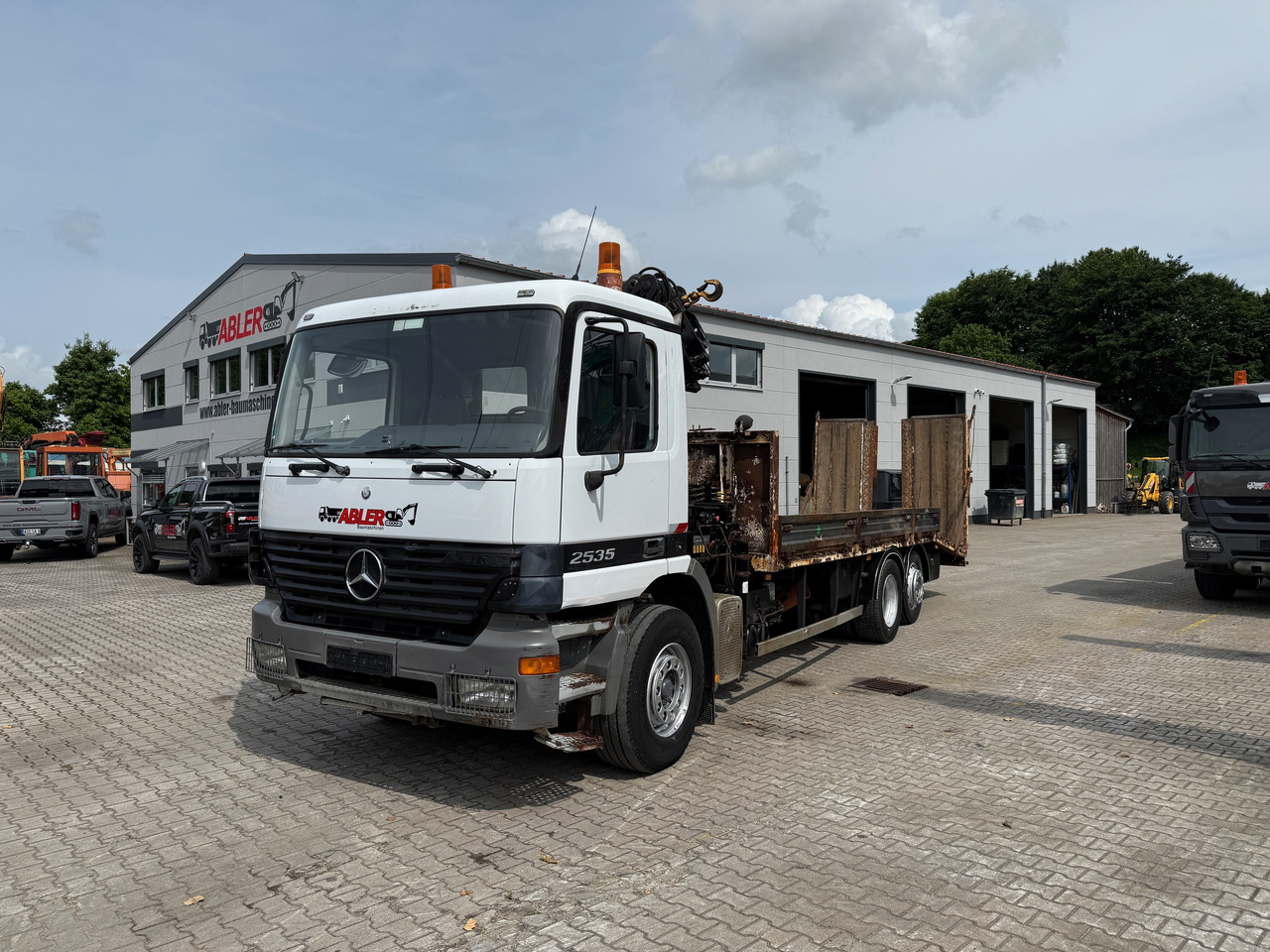 Mercedes-Benz 2535 Actros MP1 Baumaschinentransporter mit Kran und Rampen - Camión portavehículos, Camión grúa: foto 2 Mercedes-Benz 2535 Actros MP1 Baumaschinentransporter mit Kran und Rampen - Camión portavehículos, Camión grúa: foto 2