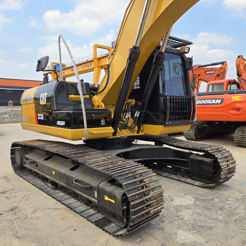 Excavadora CATERPILLAR 323D2L: foto 10