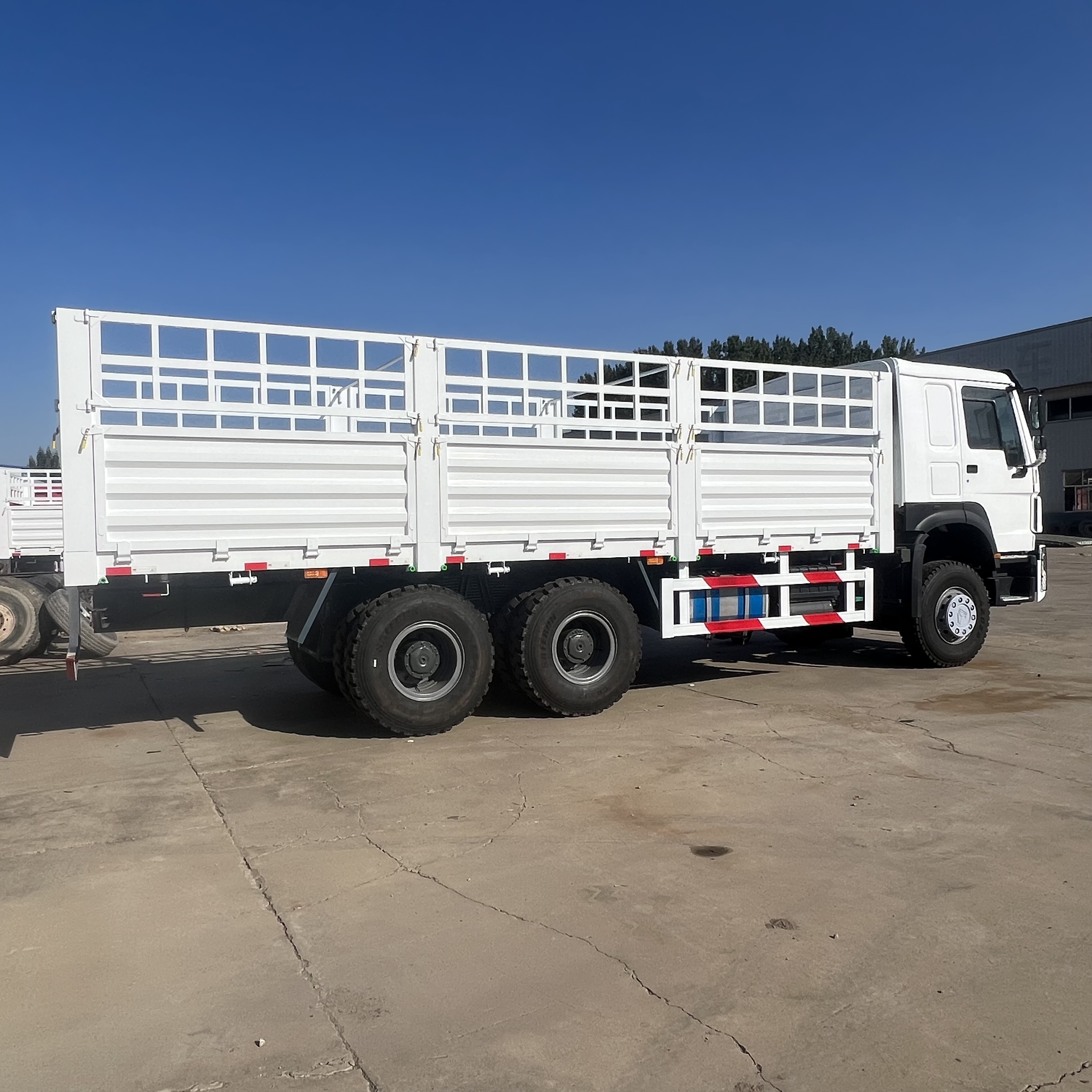 Sinotruk HOWO 371 6*4 Fence truck - Camión caja abierta: foto 3 Sinotruk HOWO 371 6*4 Fence truck - Camión caja abierta: foto 3