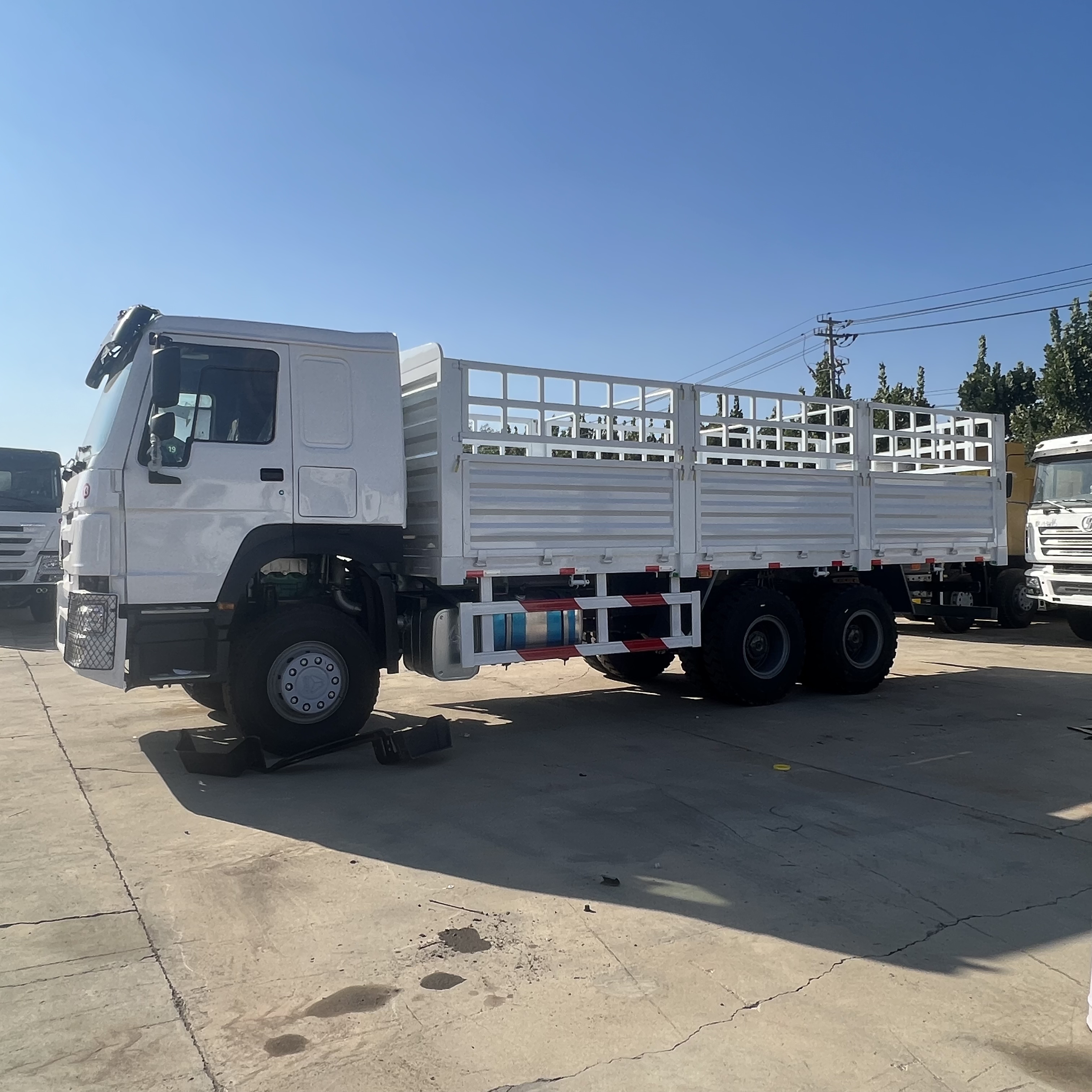 Sinotruk HOWO 371 6*4 Fence truck - Camión caja abierta: foto 2 Sinotruk HOWO 371 6*4 Fence truck - Camión caja abierta: foto 2