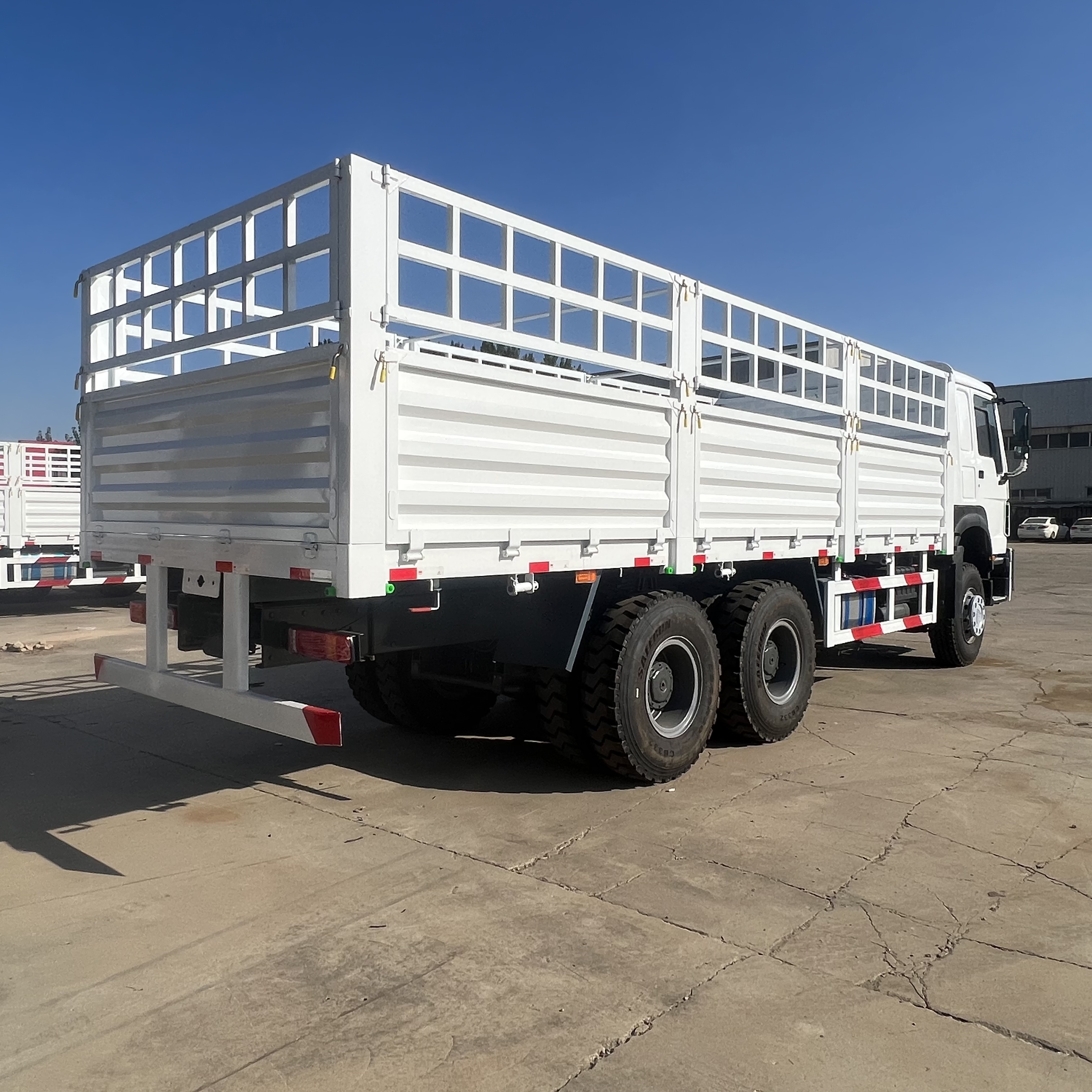 Sinotruk HOWO 371 6*4 Fence truck - Camión caja abierta: foto 4 Sinotruk HOWO 371 6*4 Fence truck - Camión caja abierta: foto 4