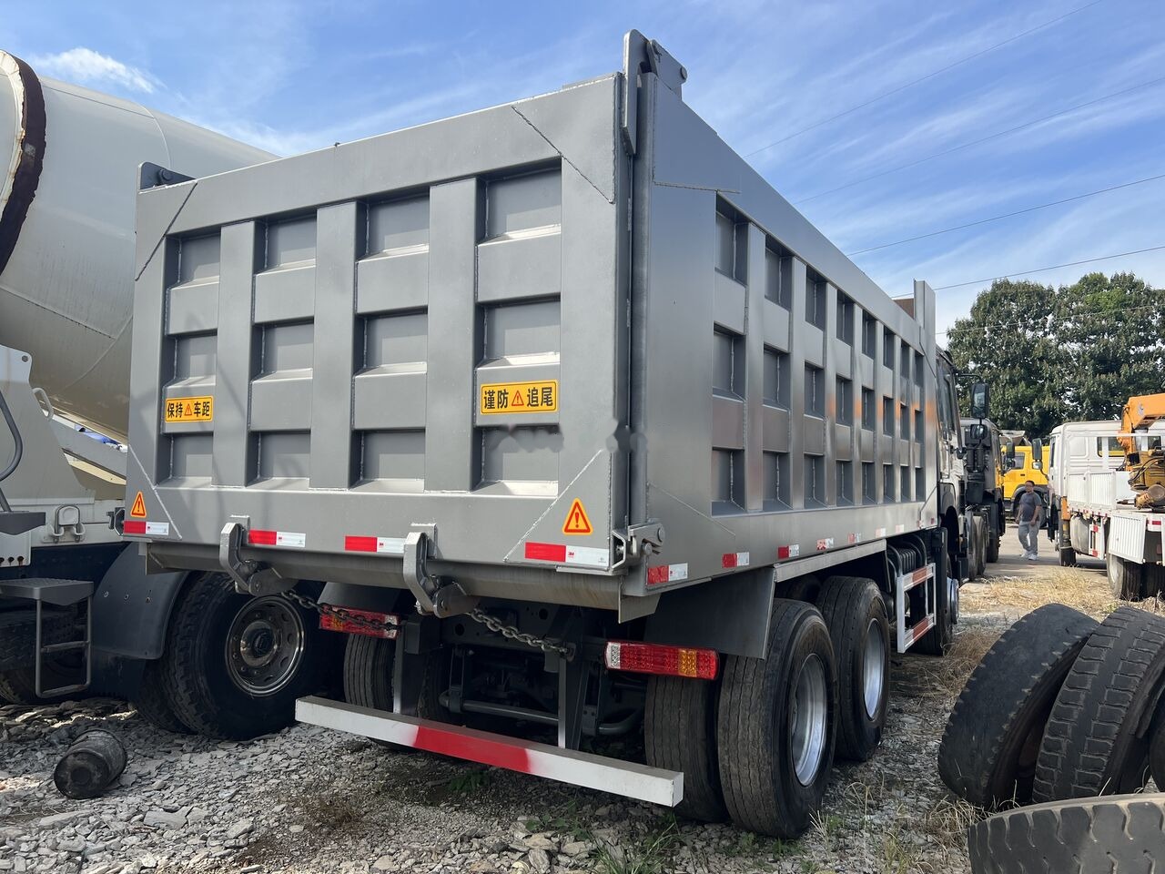 Sinotruk HOWO 375 6*4 Dump truck - Camión volquete: foto 5 Sinotruk HOWO 375 6*4 Dump truck - Camión volquete: foto 5