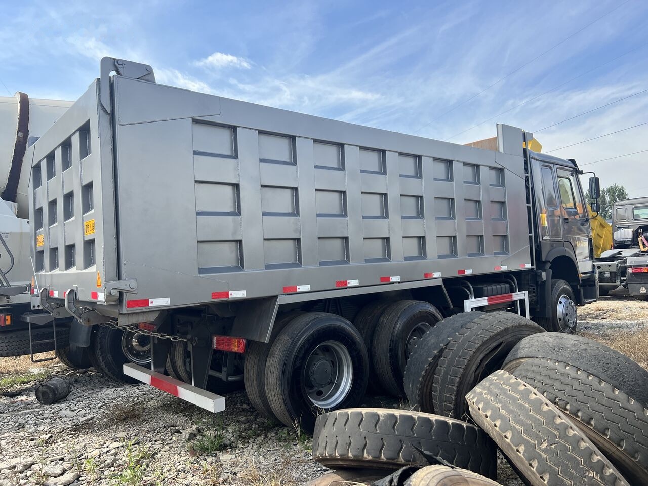 Sinotruk HOWO 375 6*4 Dump truck - Camión volquete: foto 4 Sinotruk HOWO 375 6*4 Dump truck - Camión volquete: foto 4