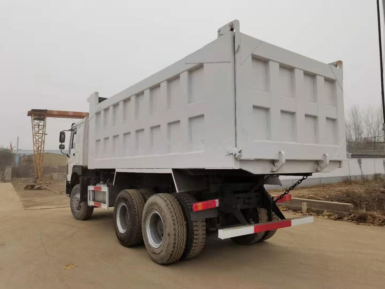 Sinotruk HOWO 6*4 Dump truck - Camión volquete: foto 3 Sinotruk HOWO 6*4 Dump truck - Camión volquete: foto 3
