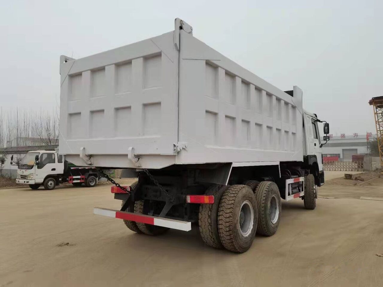 Sinotruk HOWO 6*4 Dump truck - Camión volquete: foto 2 Sinotruk HOWO 6*4 Dump truck - Camión volquete: foto 2