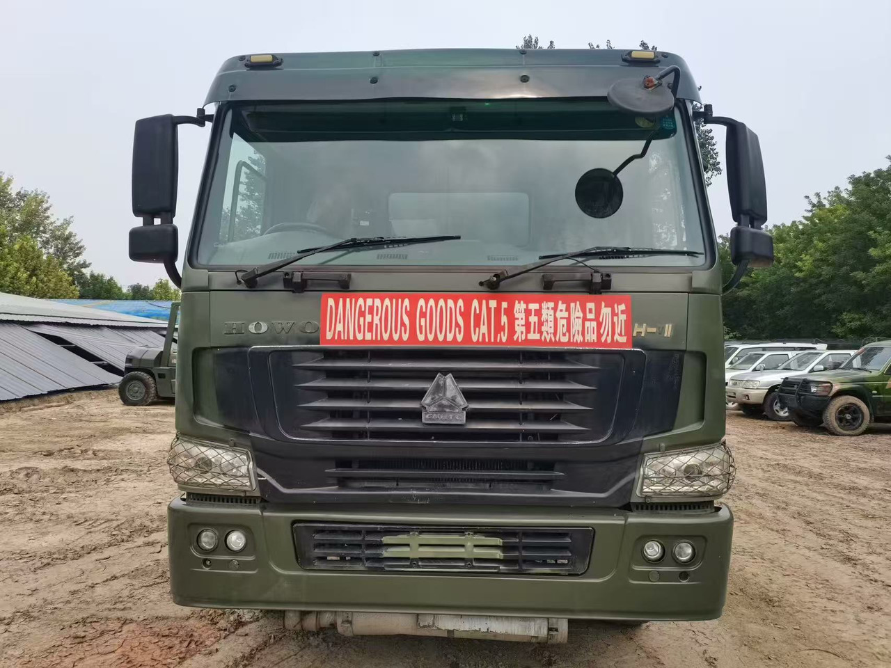Sinotruk HOWO - Camión cisterna: foto 4 Sinotruk HOWO - Camión cisterna: foto 4