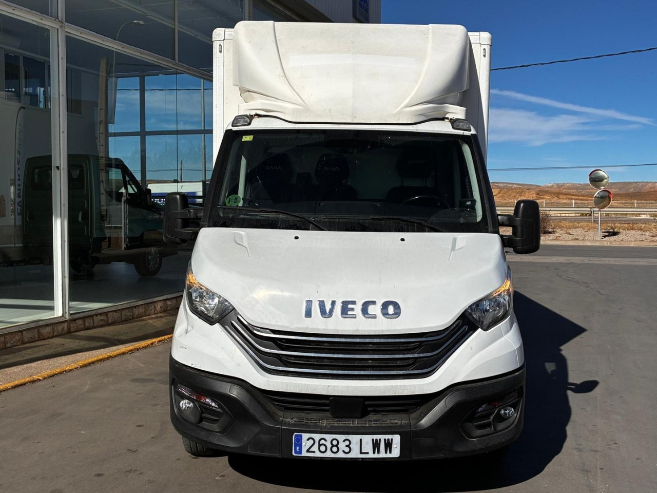 Caja cerrada con plataforma elevadora IVECO 35C14 20m3 con puerta lateral - Furgoneta caja cerrada: foto 2 Caja cerrada con plataforma elevadora IVECO 35C14 20m3 con puerta lateral - Furgoneta caja cerrada: foto 2