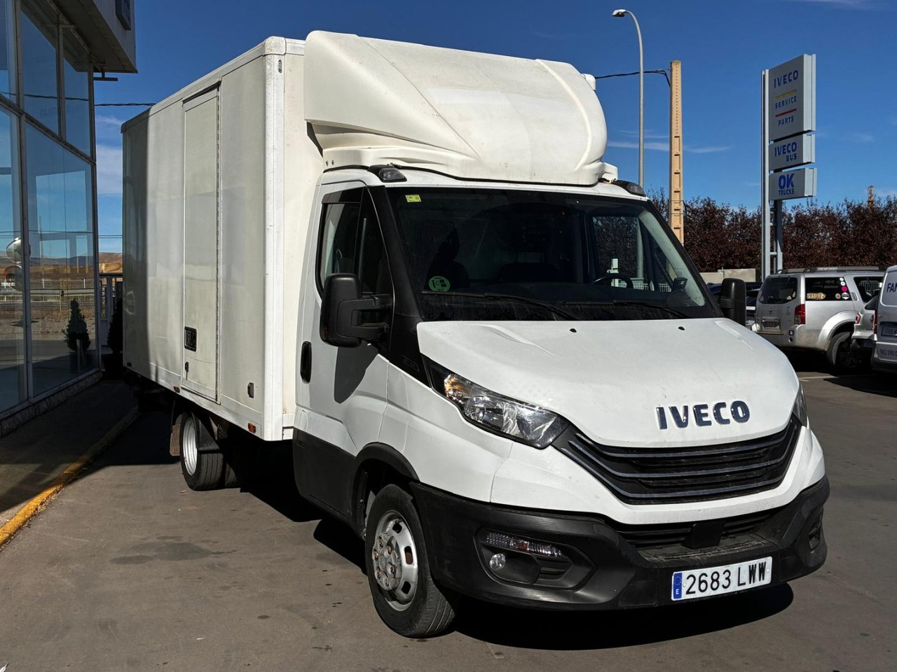 Caja cerrada con plataforma elevadora IVECO 35C14 20m3 con puerta lateral - Furgoneta caja cerrada: foto 3 Caja cerrada con plataforma elevadora IVECO 35C14 20m3 con puerta lateral - Furgoneta caja cerrada: foto 3