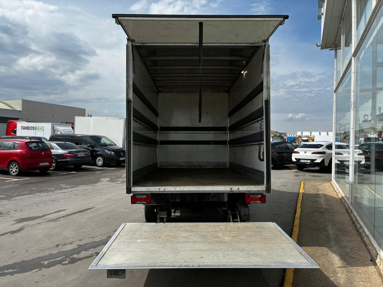 Caja cerrada con plataforma elevadora IVECO 35C16 20m3 Automática - Furgoneta caja cerrada: foto 5 Caja cerrada con plataforma elevadora IVECO 35C16 20m3 Automática - Furgoneta caja cerrada: foto 5