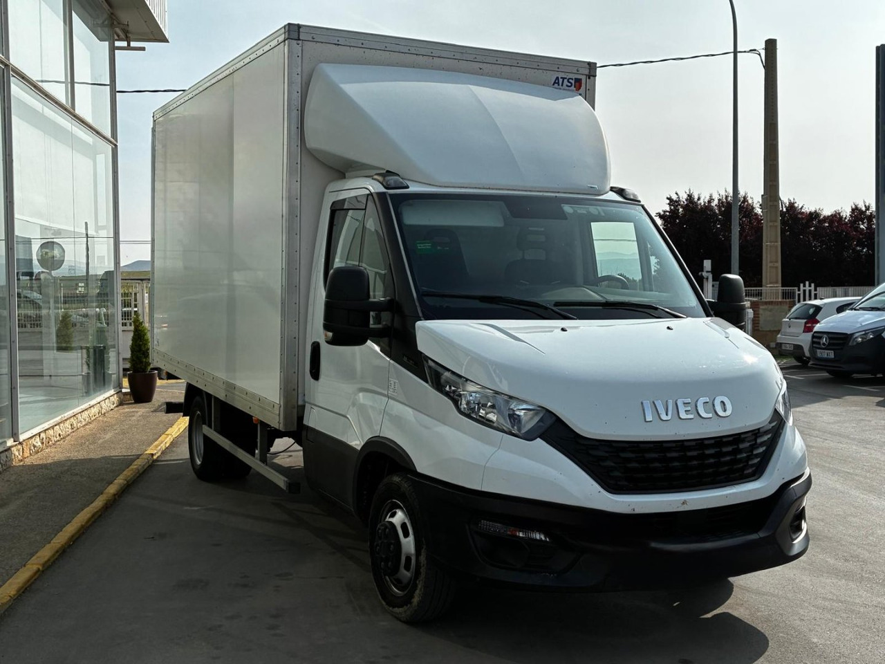 Caja cerrada con plataforma elevadora IVECO 35C16 20m3 - Furgoneta caja cerrada: foto 3 Caja cerrada con plataforma elevadora IVECO 35C16 20m3 - Furgoneta caja cerrada: foto 3