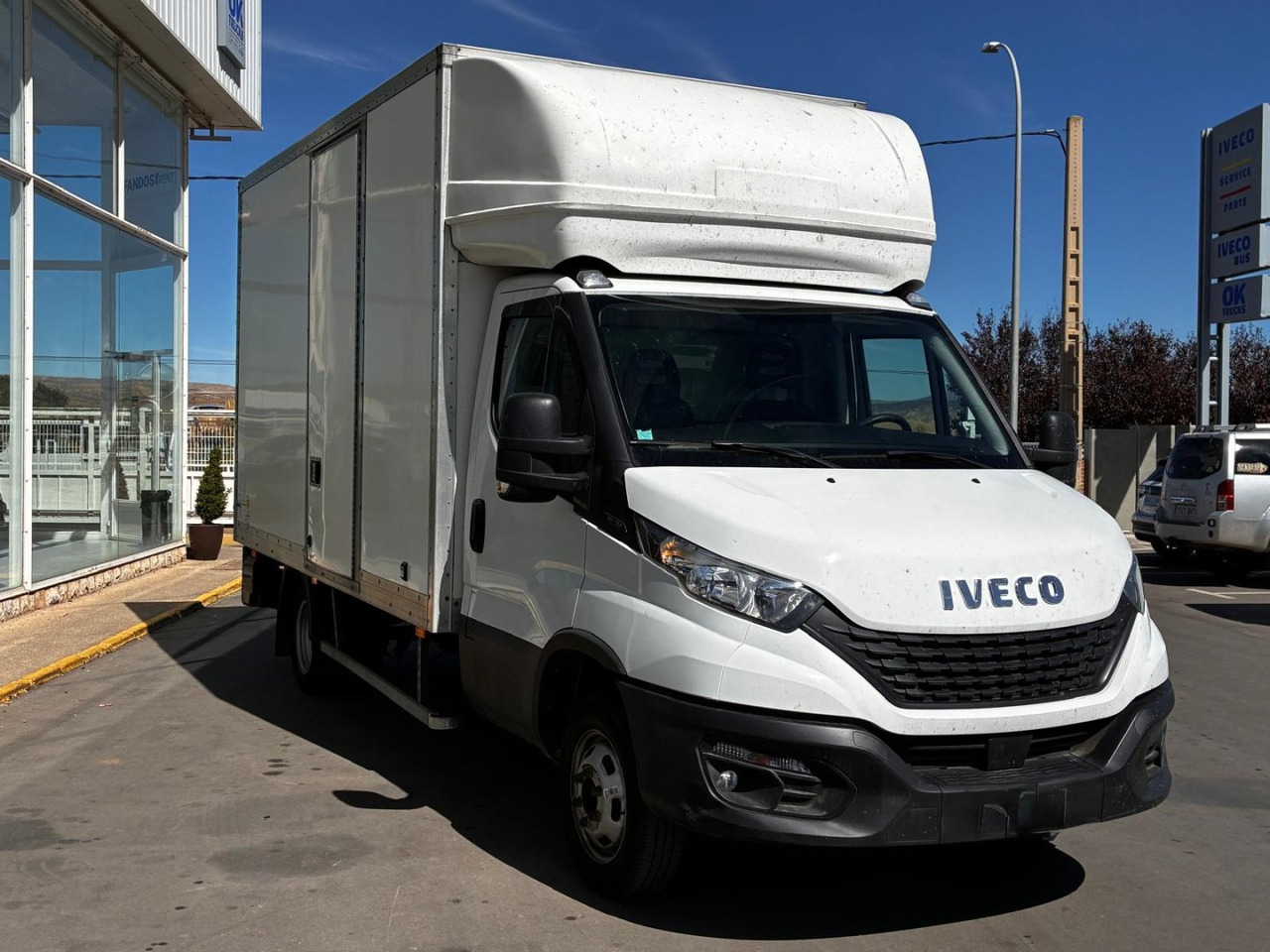 Caja cerrada con plataforma elevadora IVECO 35C16 20m3 con puerta lateral - Furgoneta caja cerrada: foto 3 Caja cerrada con plataforma elevadora IVECO 35C16 20m3 con puerta lateral - Furgoneta caja cerrada: foto 3