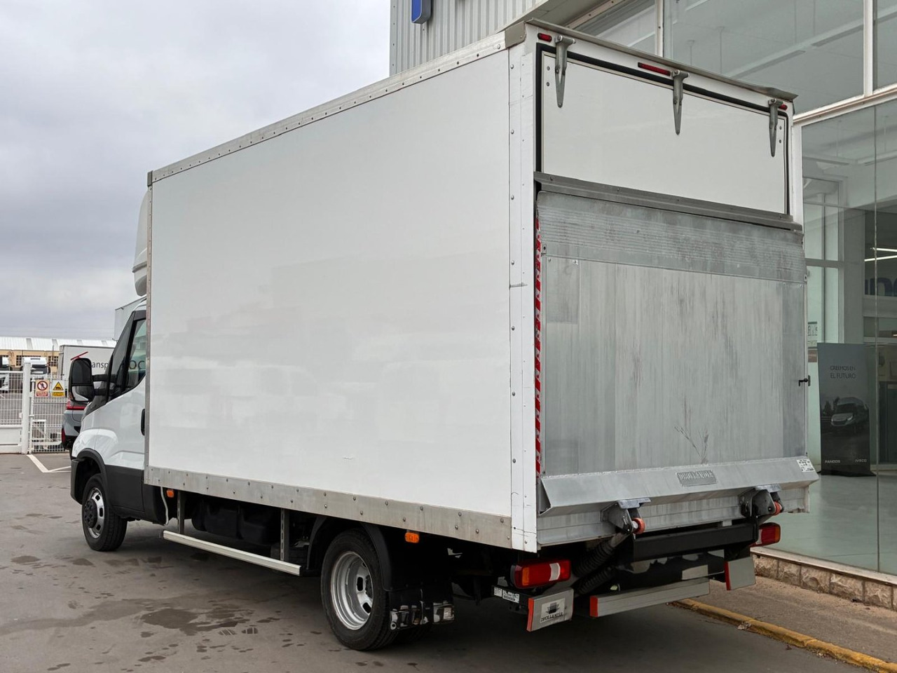Caja cerrada con plataforma elevadora IVECO 35C16 3.0 20m3 - Furgoneta caja cerrada: foto 4 Caja cerrada con plataforma elevadora IVECO 35C16 3.0 20m3 - Furgoneta caja cerrada: foto 4