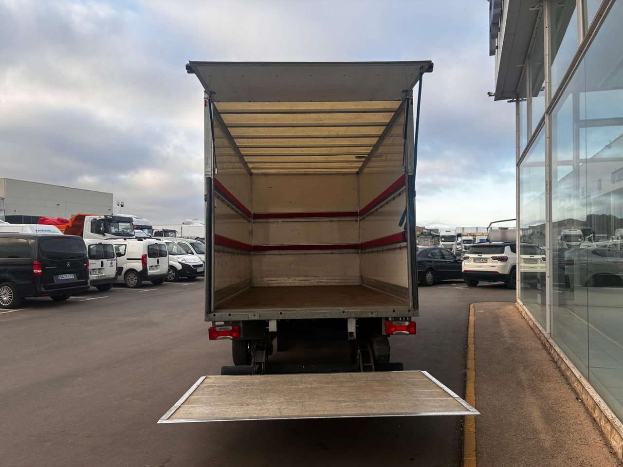 Caja cerrada con plataforma elevadora IVECO 35C16 3.0 20m3 - Furgoneta caja cerrada: foto 5 Caja cerrada con plataforma elevadora IVECO 35C16 3.0 20m3 - Furgoneta caja cerrada: foto 5