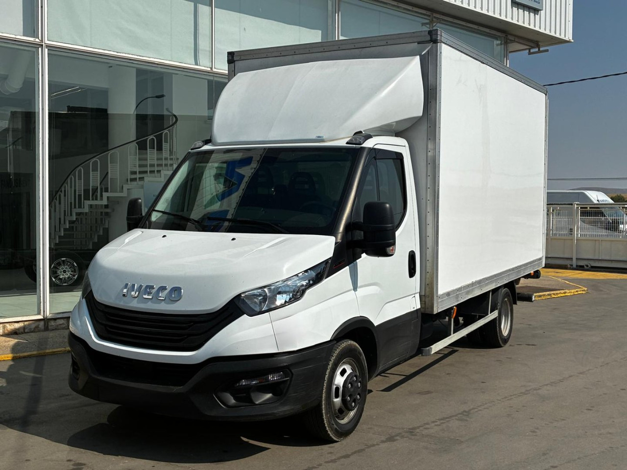 Caja cerrada con plataforma elevadora IVECO 35C16 3.0 20m3 - Furgoneta caja cerrada: foto 1 Caja cerrada con plataforma elevadora IVECO 35C16 3.0 20m3 - Furgoneta caja cerrada: foto 1