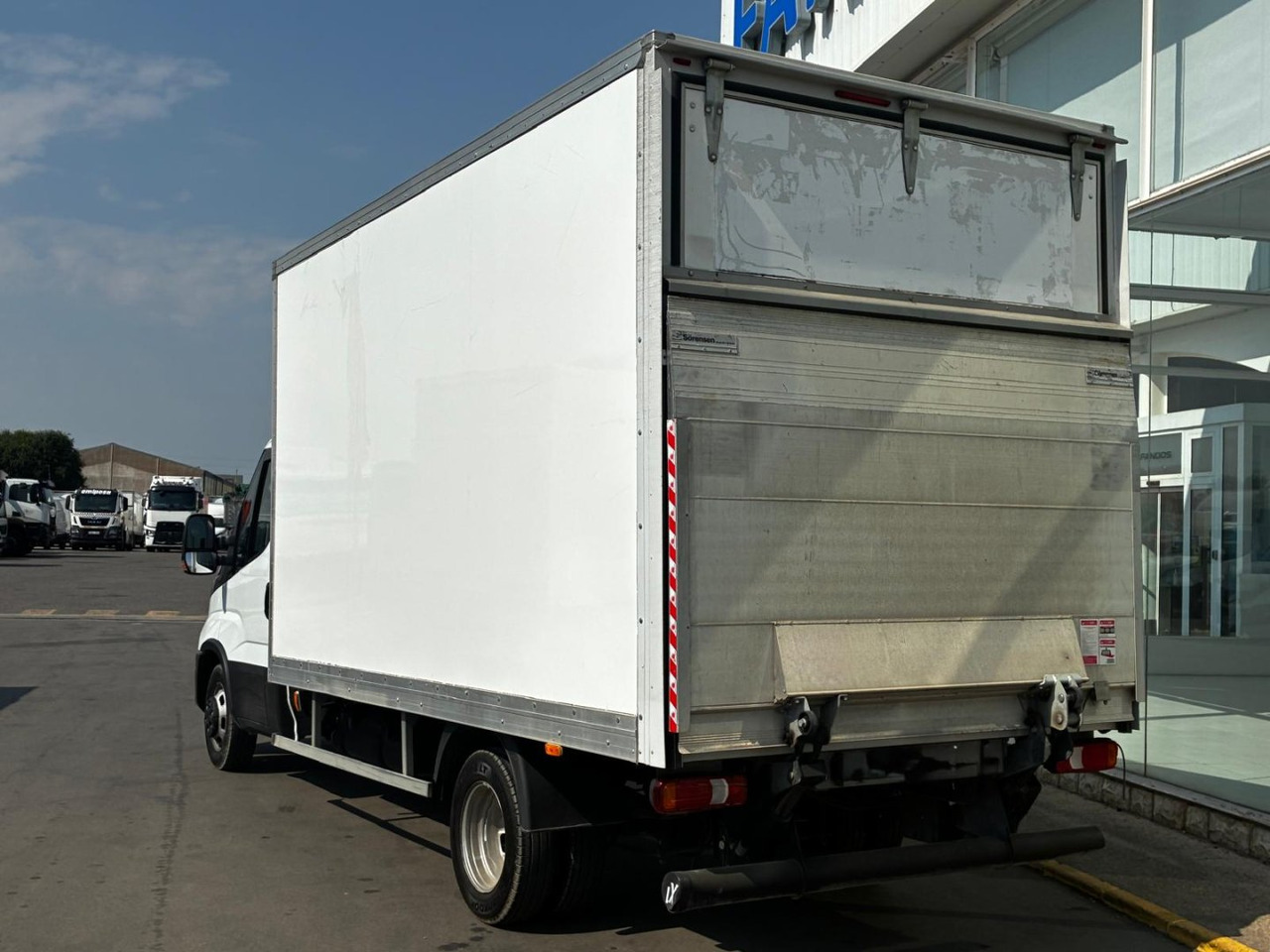 Caja cerrada con plataforma elevadora IVECO 35C16 3.0 20m3 - Furgoneta caja cerrada: foto 4 Caja cerrada con plataforma elevadora IVECO 35C16 3.0 20m3 - Furgoneta caja cerrada: foto 4