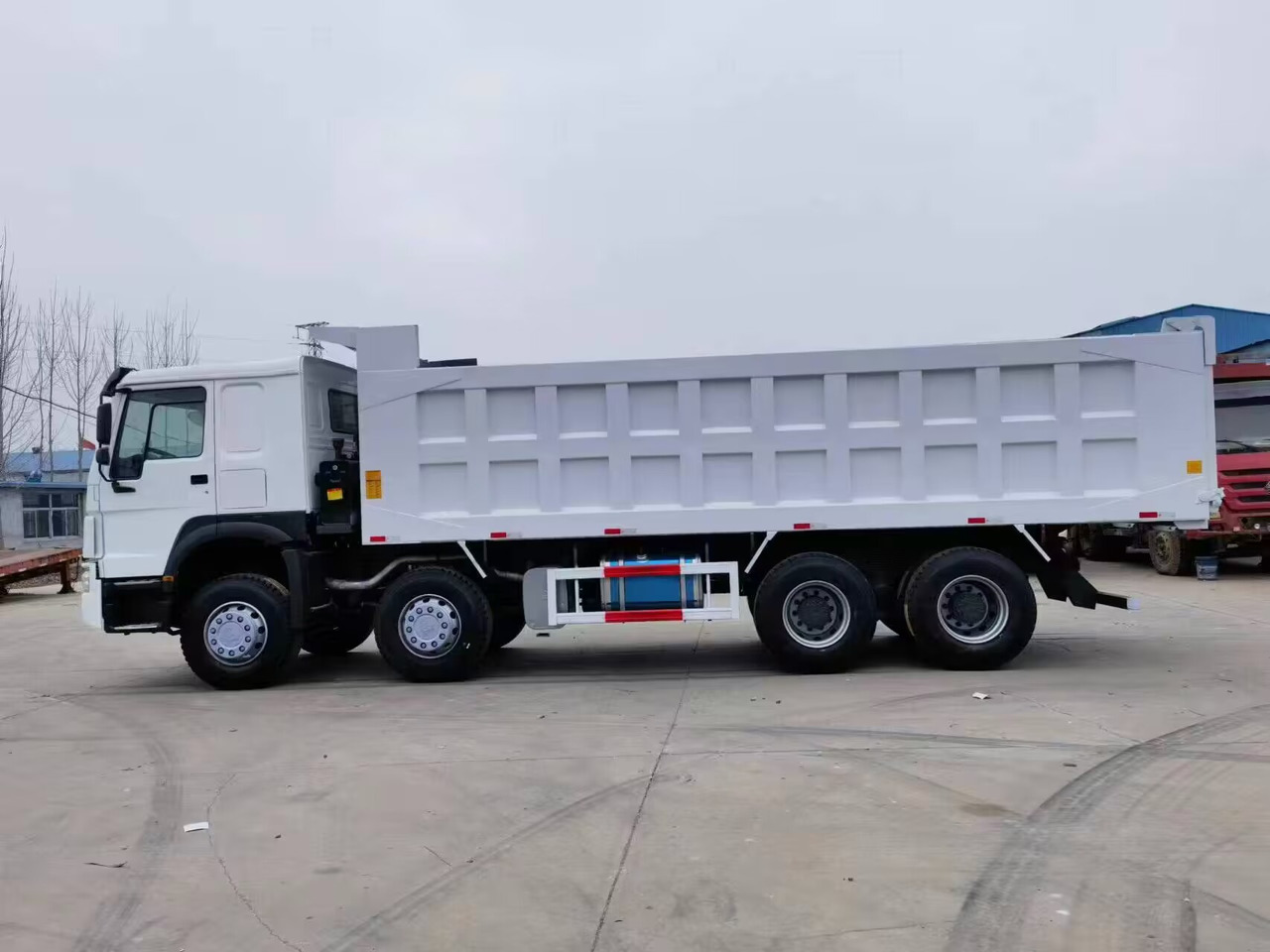 SINOTRUK HOWO 8*4 6*4 dump truck - Camión volquete: foto 2 SINOTRUK HOWO 8*4 6*4 dump truck - Camión volquete: foto 2