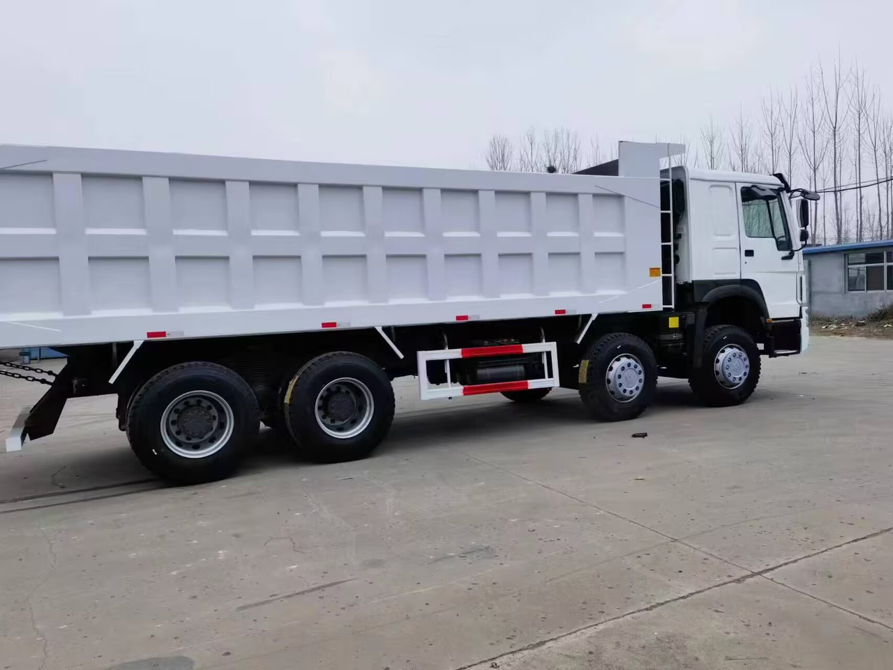 SINOTRUK HOWO 8*4 6*4 dump truck - Camión volquete: foto 1 SINOTRUK HOWO 8*4 6*4 dump truck - Camión volquete: foto 1