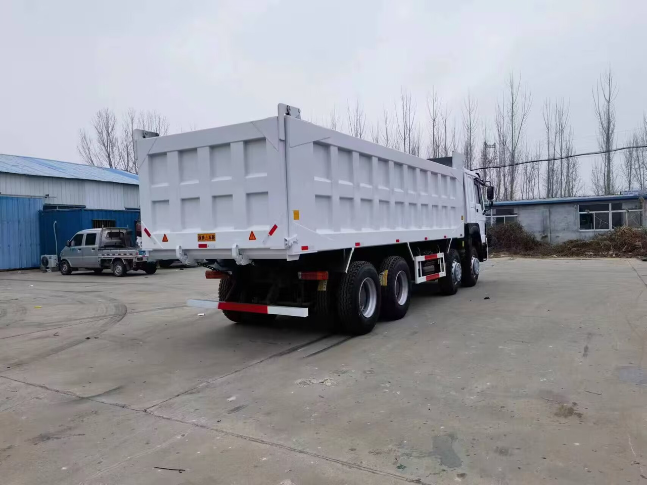SINOTRUK HOWO 8*4 6*4 dump truck - Camión volquete: foto 4 SINOTRUK HOWO 8*4 6*4 dump truck - Camión volquete: foto 4