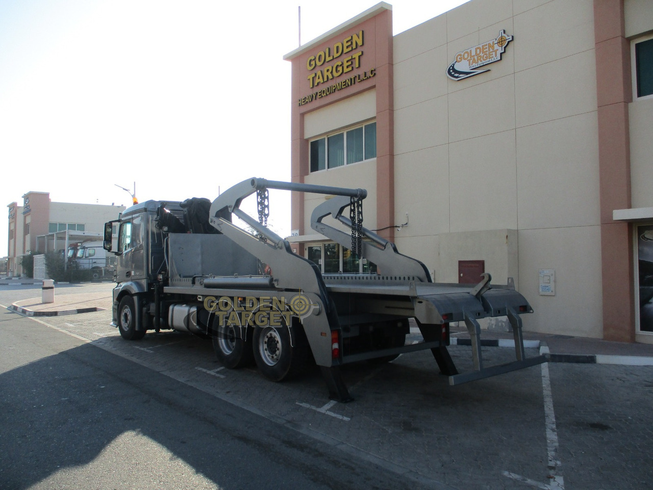 MERCEDES-BENZ 2642 6×2 DOUBLE SKIP LOADER with HIAB Crane - Camión portacontenedor de cadenas: foto 4 MERCEDES-BENZ 2642 6×2 DOUBLE SKIP LOADER with HIAB Crane - Camión portacontenedor de cadenas: foto 4