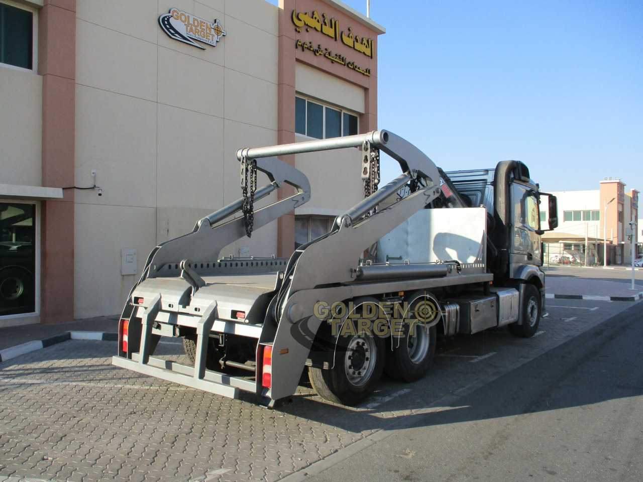 MERCEDES-BENZ 2642 6×2 DOUBLE SKIP LOADER with HIAB Crane - Camión portacontenedor de cadenas: foto 3 MERCEDES-BENZ 2642 6×2 DOUBLE SKIP LOADER with HIAB Crane - Camión portacontenedor de cadenas: foto 3