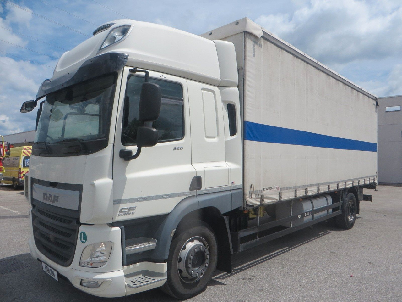 DAF CF320 4x2 18T Curtainside 7.70m - Camión lona: foto 1 DAF CF320 4x2 18T Curtainside 7.70m - Camión lona: foto 1