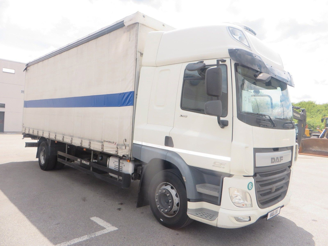 DAF CF320 4x2 18T Curtainside 7.70m - Camión lona: foto 2 DAF CF320 4x2 18T Curtainside 7.70m - Camión lona: foto 2