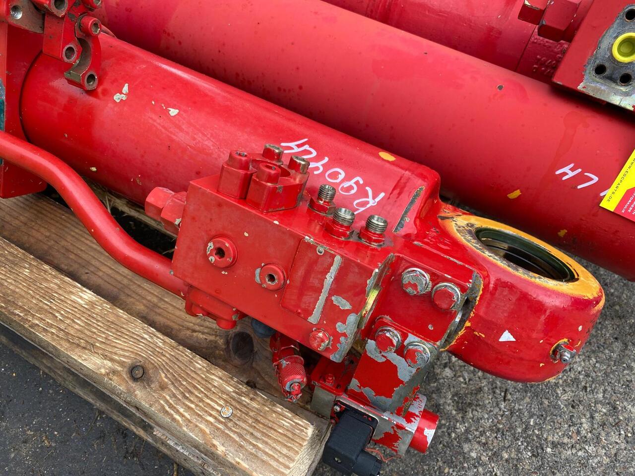 Liebherr R 904 LIT - Cilindro hidráulico para Maquinaria de construcción: foto 2 Liebherr R 904 LIT - Cilindro hidráulico para Maquinaria de construcción: foto 2